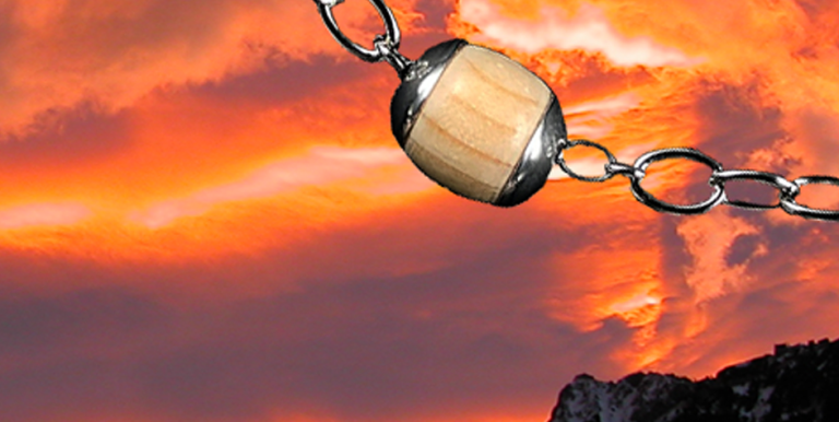 AlpinPerlen Schmuck ... Zirbenholz, Silber und je nach Modell noch mit Bergkristall oder Granatsteinen.